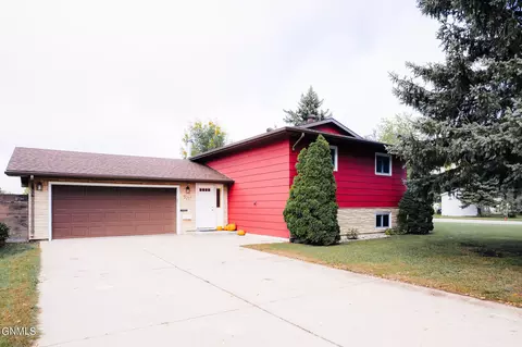 902 19th St NE, Jamestown, ND 58401