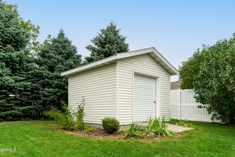 3812 Normandy St, Bismarck, ND 58503 photo 26