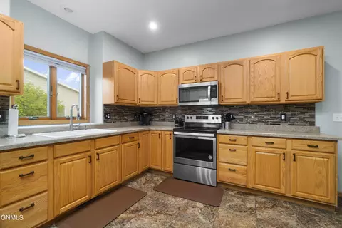 3812 Normandy St, Bismarck, ND 58503 photo 17