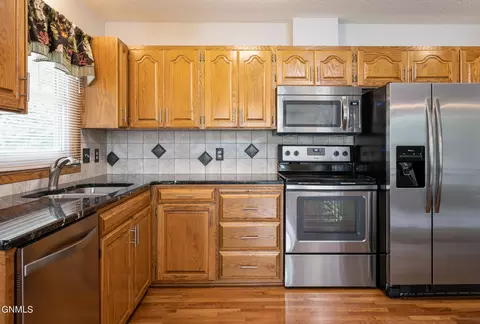 225 E Kavaney Dr, Bismarck, ND 58501 photo 3