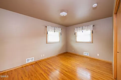 225 E Kavaney Dr, Bismarck, ND 58501 photo 9