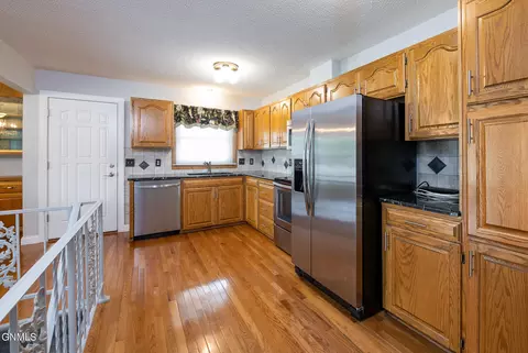 225 E Kavaney Dr, Bismarck, ND 58501 photo 2