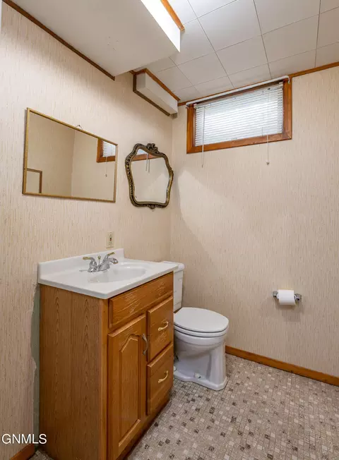 225 E Kavaney Dr, Bismarck, ND 58501 photo 14