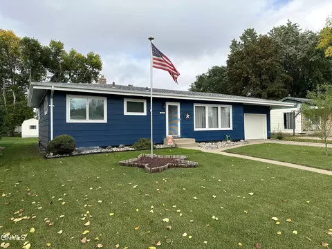 329 14 Ave NE, Jamestown, ND 58401