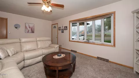 550 Colfax St, Dickinson, ND 58601 photo 3