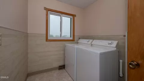 550 Colfax St, Dickinson, ND 58601 photo 8