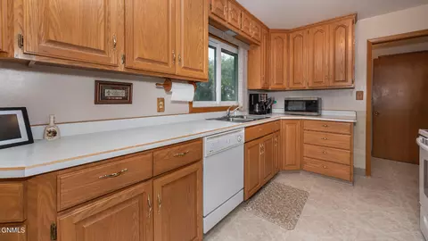 550 Colfax St, Dickinson, ND 58601 photo 6