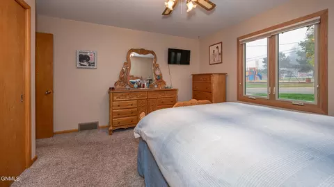 550 Colfax St, Dickinson, ND 58601 photo 12