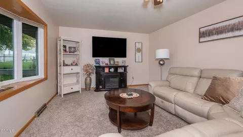 550 Colfax St, Dickinson, ND 58601 photo 2
