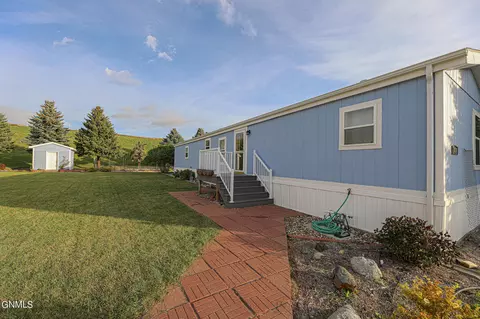 1624 Chandler Ln, Bismarck, ND 58503