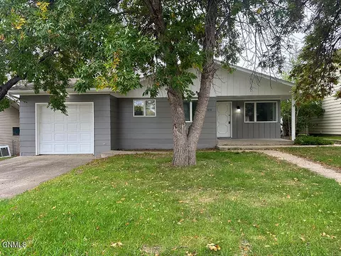 618 11th St E, Williston, ND 58801 photo 3