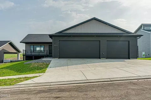 4610 Crown Point Rd NW, Mandan, ND 58554
