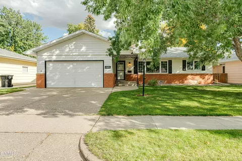 2031 3rd St, Bismarck, ND 58501