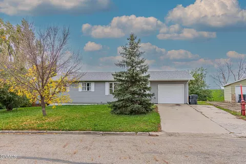 6005 Horseshoe Bnd NW, Mandan, ND 58554