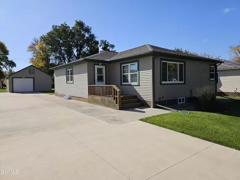 712 3rd St N, Ellendale, ND 58436