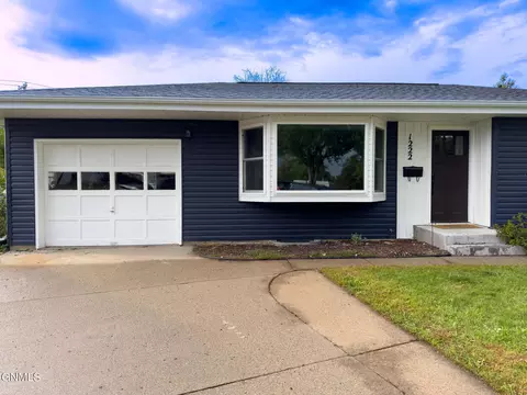 1222 Victory Pl, Bismarck, ND 58501