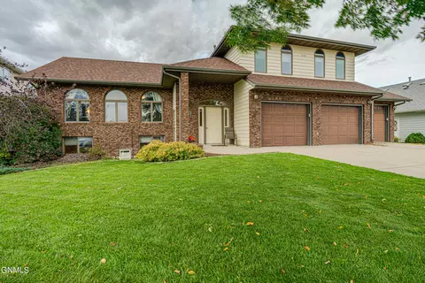 3658 Hackberry St, Bismarck, ND 58503