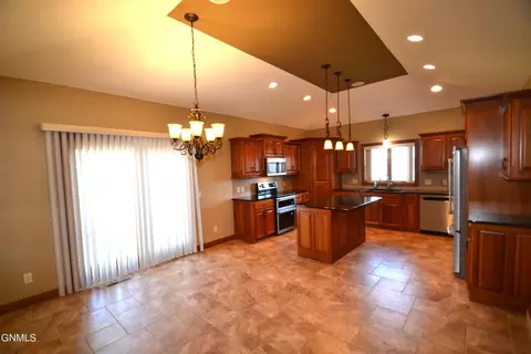 3219 Clairmont Rd, Bismarck, ND 58503 photo 5