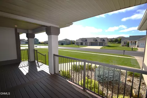 3219 Clairmont Rd, Bismarck, ND 58503 photo 2