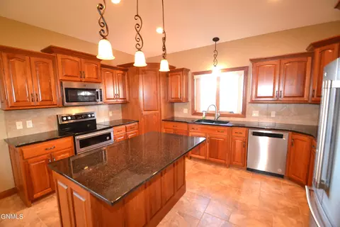 3219 Clairmont Rd, Bismarck, ND 58503 photo 6