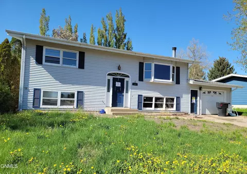 907 Custer St, Dickinson, ND 58601