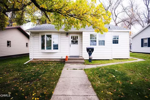 1114 10th Ave SE, Jamestown, ND 58401