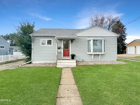 1016 8th St SE, Minot, ND 58701