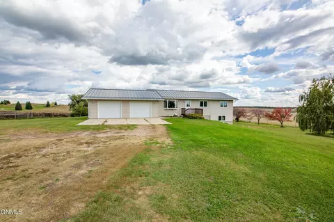 7715 41st St NE, Bismarck, ND 58503