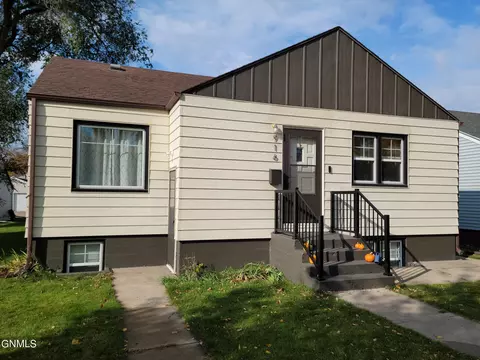 916 N 12th St, Bismarck, ND 58501