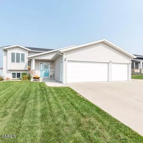 3446 Doubleday Dr, Bismarck, ND 58503
