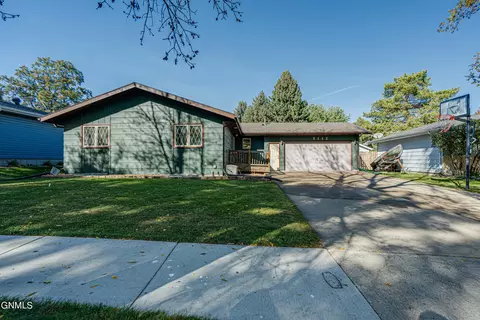 2112 Grant Dr, Bismarck, ND 58501