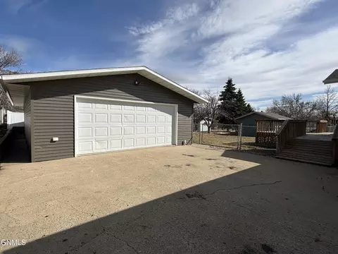 1018 Beacon Ln, Beulah, ND 58523 photo 4