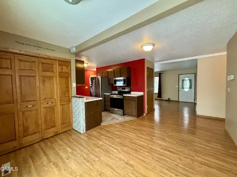 1018 Beacon Ln, Beulah, ND 58523 photo 11