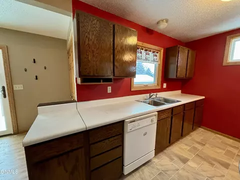 1018 Beacon Ln, Beulah, ND 58523 photo 9