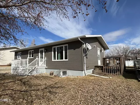 1018 Beacon Ln, Beulah, ND 58523 photo 2