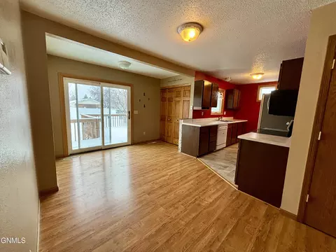 1018 Beacon Ln, Beulah, ND 58523 photo 7