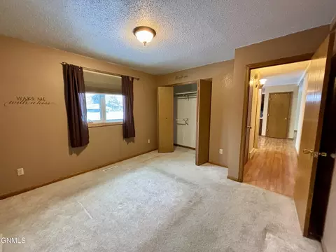 1018 Beacon Ln, Beulah, ND 58523 photo 14