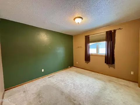 1018 Beacon Ln, Beulah, ND 58523 photo 13