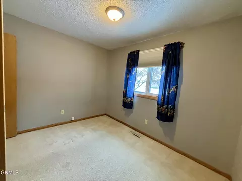 1018 Beacon Ln, Beulah, ND 58523 photo 17