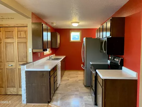 1018 Beacon Ln, Beulah, ND 58523 photo 8