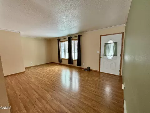 1018 Beacon Ln, Beulah, ND 58523 photo 5