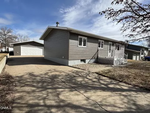 1018 Beacon Ln, Beulah, ND 58523 photo 3