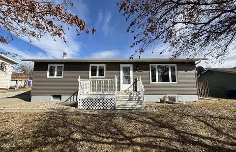 1018 Beacon Ln, Beulah, ND 58523