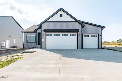 5603 Holmes Dr, Bismarck, ND 58504