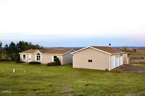 2587 Windsor Pl N, Mandan, ND 58554 photo 2