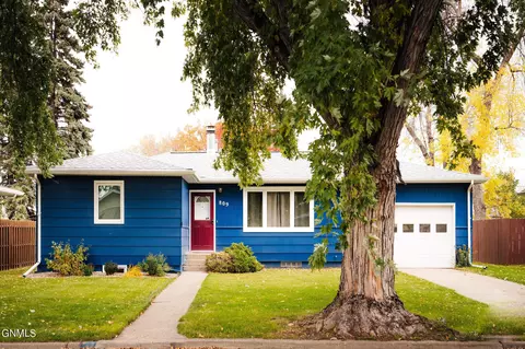 809 12th St NE, Jamestown, ND 58401