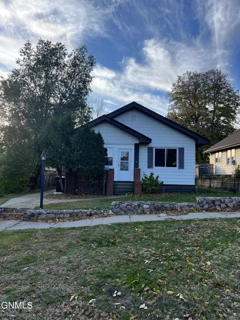 203 11th Ave NW, Mandan, ND 58554