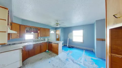 907 Collins Ave, Mandan, ND 58554 photo 3