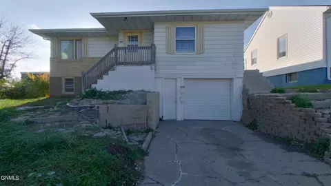 907 Collins Ave, Mandan, ND 58554