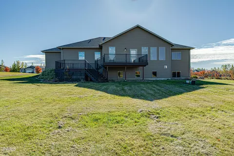6612 Dakota Country Dr, Bismarck, ND 58503